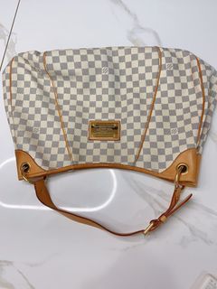 Artsy leather handbag Louis Vuitton White in Leather - 28594193