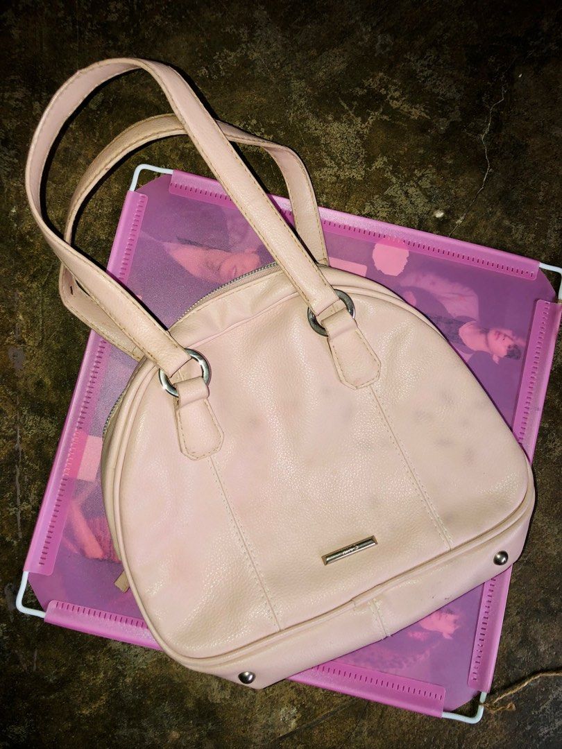 Mango Leather Pear Bag (Category: Shoulder Bags) located in San Jose del Monte. Submitted by houseofprelovedfinds2024 (Listing ID 1266834686, Image 1). Description: almost new good quality and old stock mango.