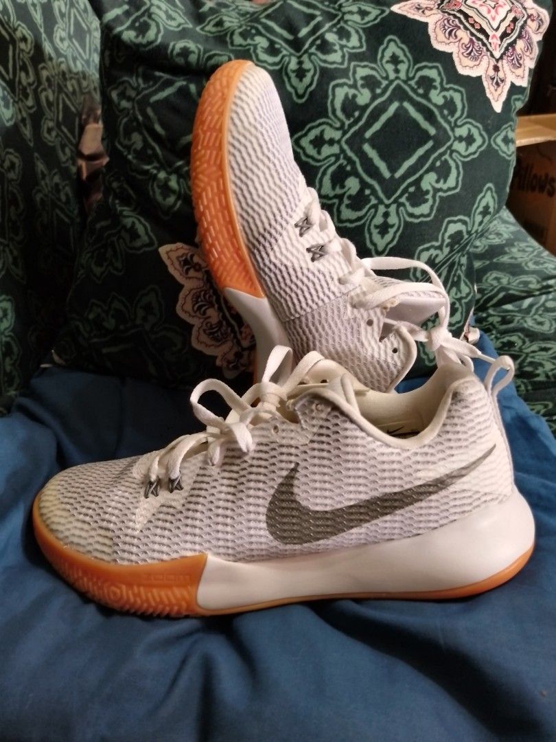 Nike zoom live ii white hot sale