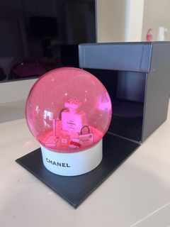 NEGOTIABLE PINKCHANEL SNOWGLOBE COLLECTIBLES