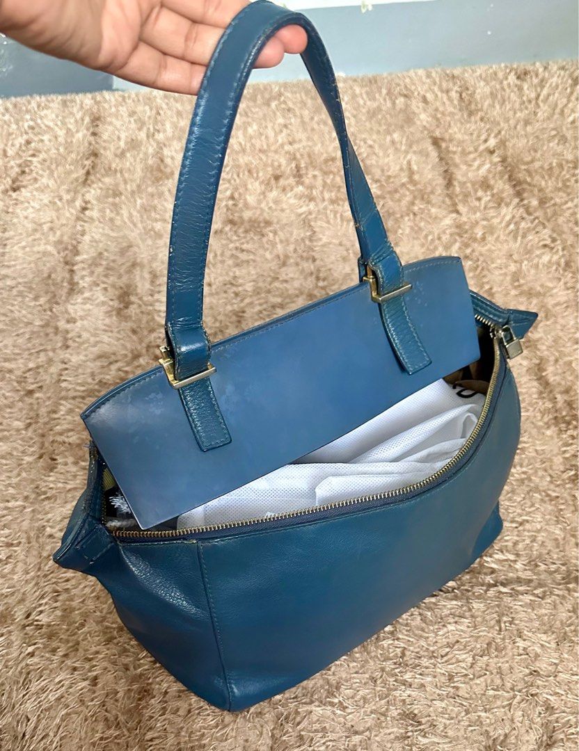 Preloved. Original FURLA HANDBAG (Category: Luxury Bags & Wallets) located in Manila. Submitted by preloved.brand2023 (Listing ID 1266884089, Image 2). Description: Original FURLA with sign of use. Handbag. Bawal sa maarte.