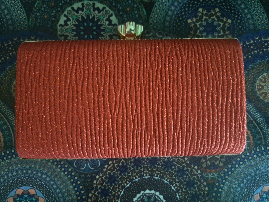Red evening clutch bag (Category: Clutches) located in Makati City. Submitted by vershkamargaux (Listing ID 1266856514, Image 2). Description: Party-ready evening clutch bag! ✨️ with sling chain Inject some glam vibes into your next evening party look with this little red clutch bag! 💄 Size is 22cm x 13cm Rfs: Decluttering Mode of payment: Gcash Shipping c/o buyer via Grab express or pick-up by other courier via buyer.