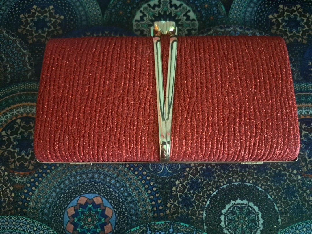 Red evening clutch bag (Category: Clutches) located in Makati City. Submitted by vershkamargaux (Listing ID 1266856514, Image 1). Description: Party-ready evening clutch bag! ✨️ with sling chain Inject some glam vibes into your next evening party look with this little red clutch bag! 💄 Size is 22cm x 13cm Rfs: Decluttering Mode of payment: Gcash Shipping c/o buyer via Grab express or pick-up by other courier via buyer.