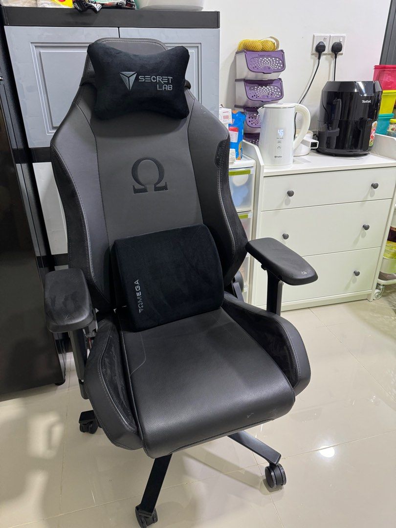 Omega black gaming outlet chair