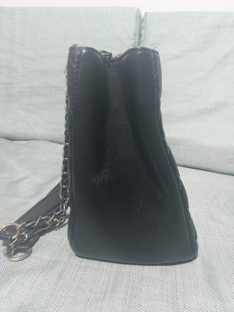 Shoulder bag (Category: Shoulder Bags) located in Quezon City. Submitted by cae03 (Listing ID 1266926868, Image 3). Description: Used may mga konti lang bakbak sa taas but the rest malinis 600 only.