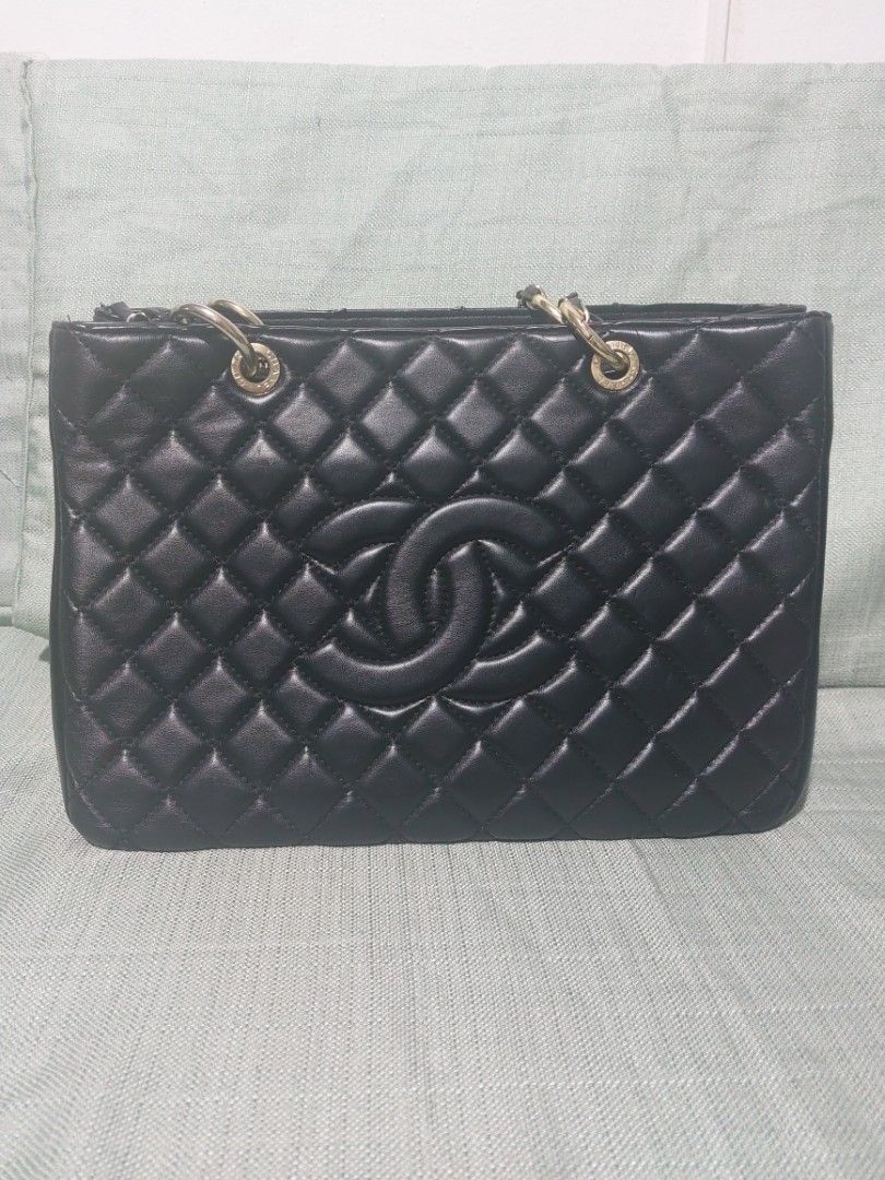 Shoulder bag (Category: Shoulder Bags) located in Quezon City. Submitted by cae03 (Listing ID 1266926868, Image 1). Description: Used may mga konti lang bakbak sa taas but the rest malinis 600 only.
