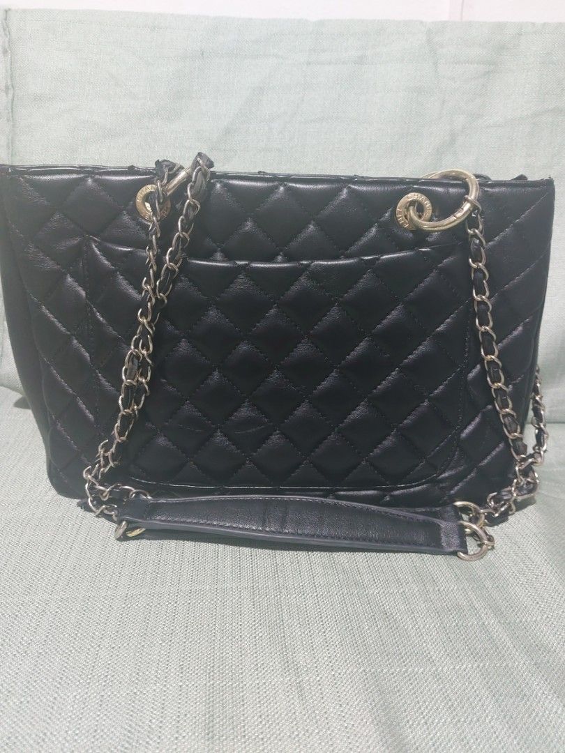 Shoulder bag (Category: Shoulder Bags) located in Quezon City. Submitted by cae03 (Listing ID 1266926868, Image 2). Description: Used may mga konti lang bakbak sa taas but the rest malinis 600 only.