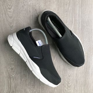 (Category: ) located in . Submitted by rowang_bundle.sneakers (Listing ID 1266922049, Image 1). Description: .