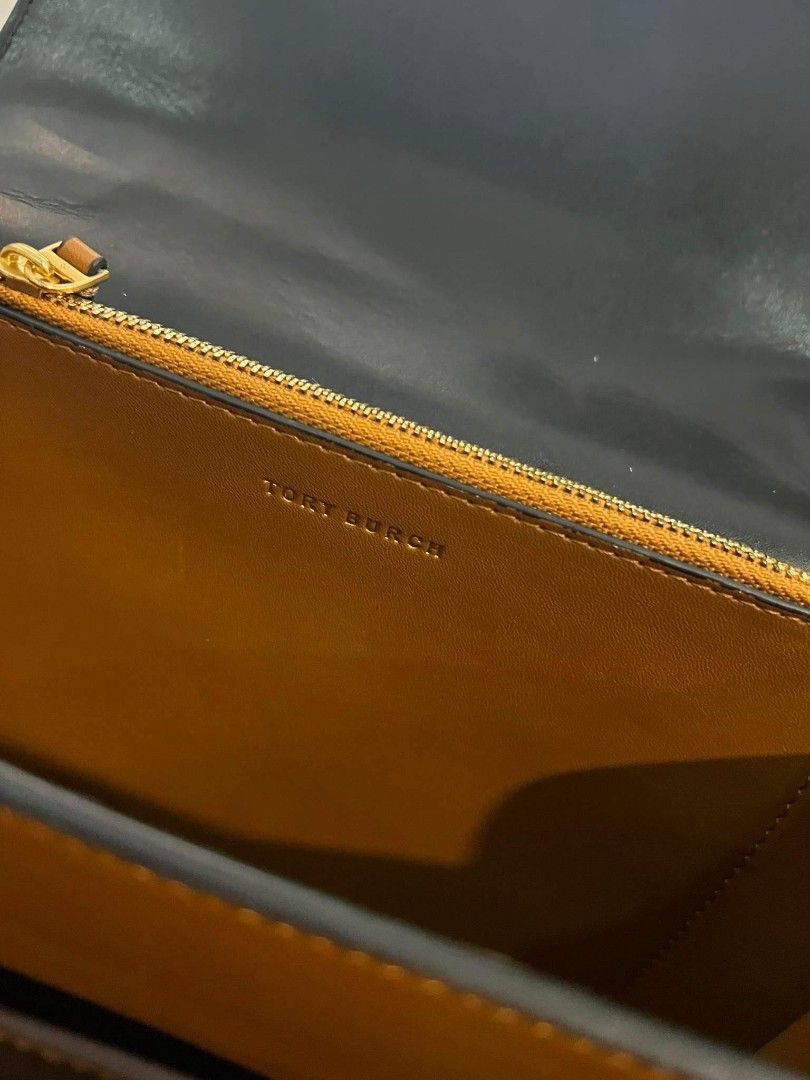 TORY BURCH ELEANOR (Category: Luxury Bags & Wallets) located in Alicia. Submitted by Glambercena2ndaccount (Listing ID 1266825265, Image 3). Description: Authentic no damage, no scratches No box, No dust bag. 🍒 Original sling/strap is missing😔 pero authentic po yan..