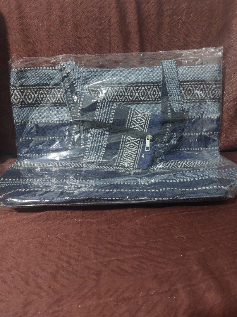 Tote bag with wallet (Category: Shoulder Bags) located in Quezon City. Submitted by cae03 (Listing ID 1266927631, Image 1). Description: For sale Tote bag with wallet 200 only brandnew.