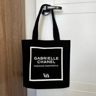 V&A Gabrielle Chanel. Fashion Manifesto black tote bag, 女裝, 手袋及銀包, Tote Bags  - Carousell