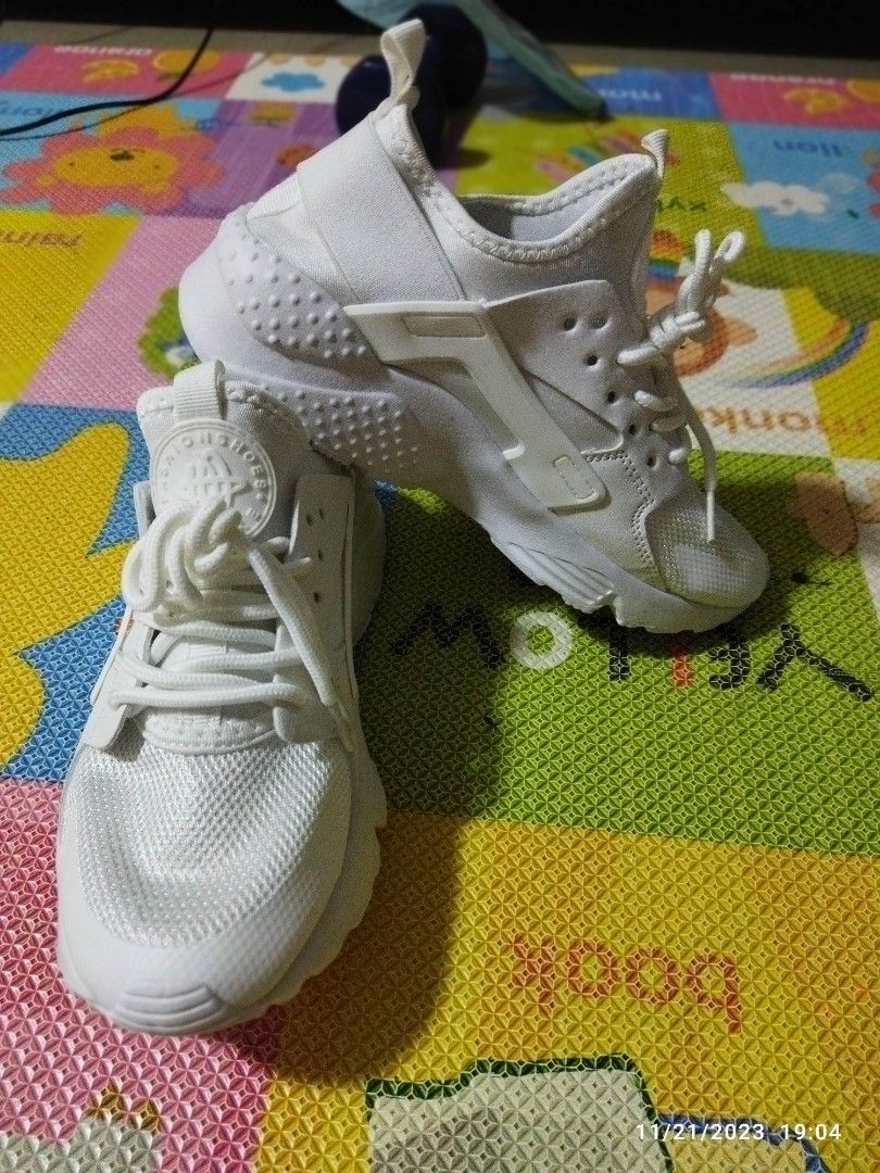 White sporty sneakers online
