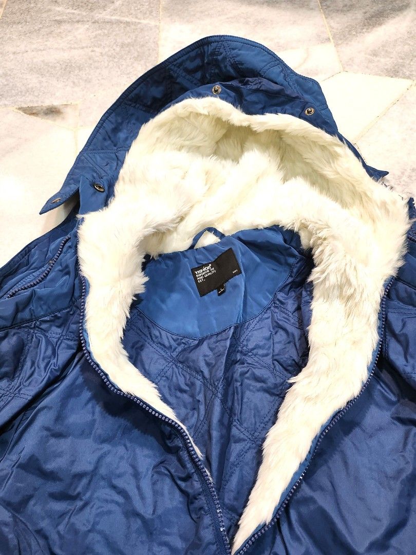 Winter jacket (Category: Coats, Jackets and Outerwear) located in Kuala Lumpur. Submitted by minichips (Listing ID 1266840189, Image 3). Description: Winter jacket size S for men and fits M or L for ladies. it's double layer and it can be removed and be worn as 2 piece.