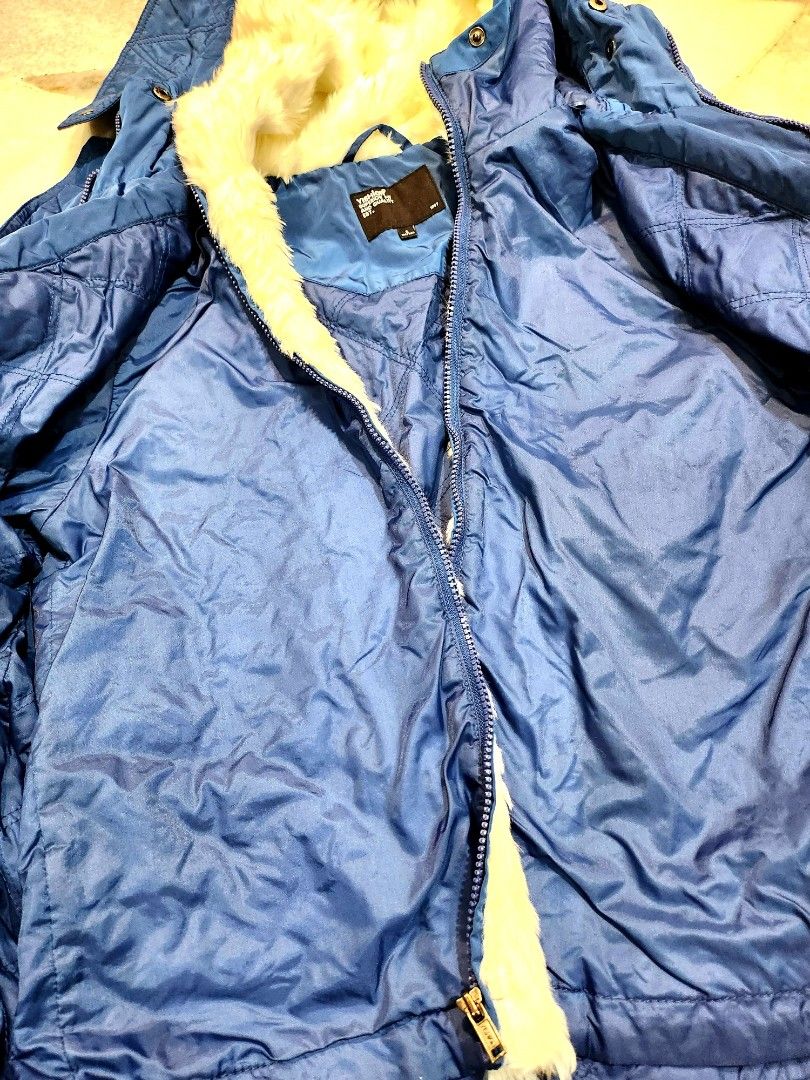 Winter jacket (Category: Coats, Jackets and Outerwear) located in Kuala Lumpur. Submitted by minichips (Listing ID 1266840189, Image 2). Description: Winter jacket size S for men and fits M or L for ladies. it's double layer and it can be removed and be worn as 2 piece.