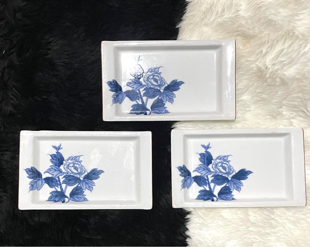 ARITA WARE WHITE & BLUE FLORAL MINI DESSERT PLATES; MINI SIDE DISH