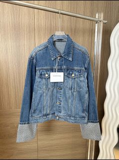 (Category: ) located in . Submitted by luxcloset.shop (Listing ID 1267104027, Image 1). Description: .