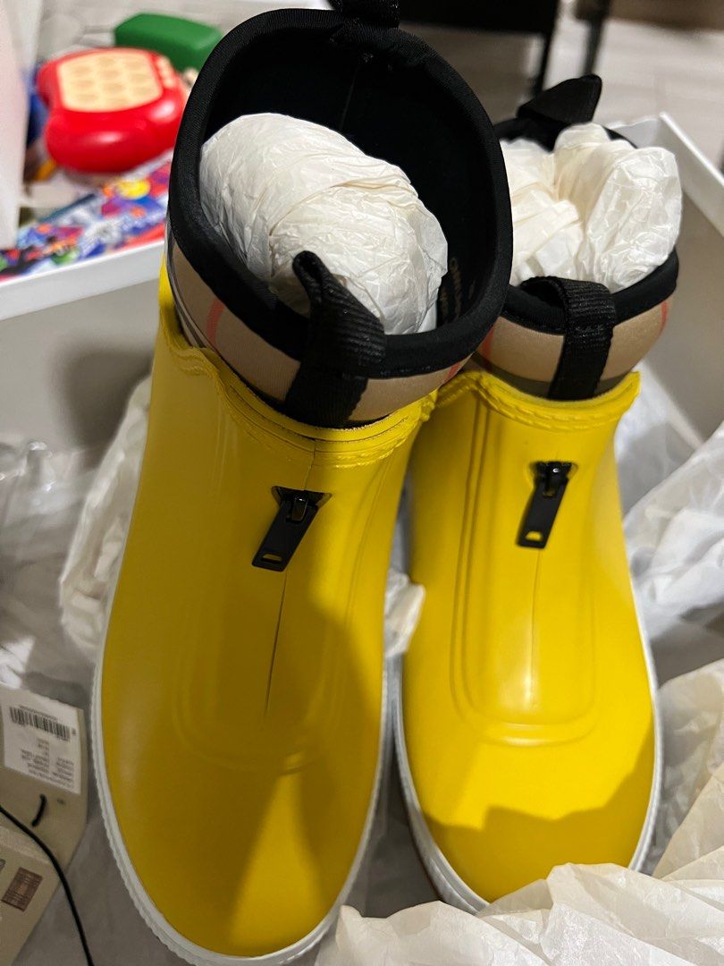 Brandnew Burberry Shoes (Category: Babies & Kids Fashion) located in Quezon City. Submitted by jersey12 (Listing ID 1267143203, Image 3). Description: .