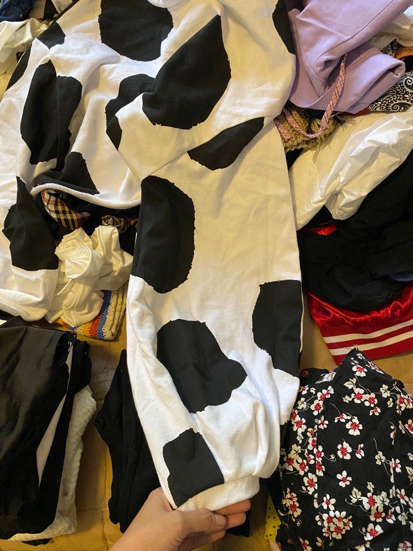 Cow print balloon sleeve sweatshirt (Category: Longsleeves) located in Quezon City. Submitted by katdcc (Listing ID 1267007414, Image 2). Description: Barely used.