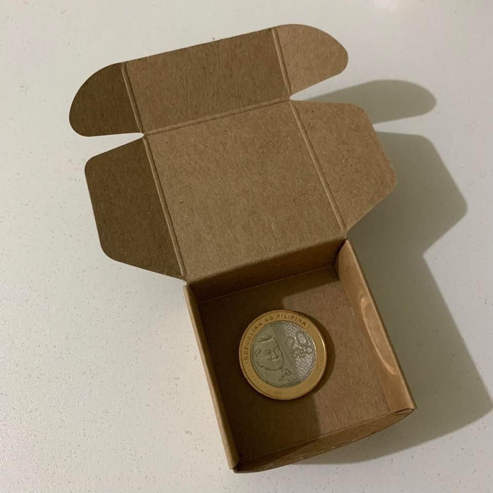 Detash 43pcs Paper Nice Kraft Packaging Box Small Size (Category: Storage Boxes & Baskets) located in Rizal. Submitted by kuromicurates (Listing ID 1187970534, Image 1). Description: 43pcs ₱320 nalang last price. 55*55*25mm size. Product name: Small kraft card boxes Color: brown Material:kraft card size: 55*55*25mm .