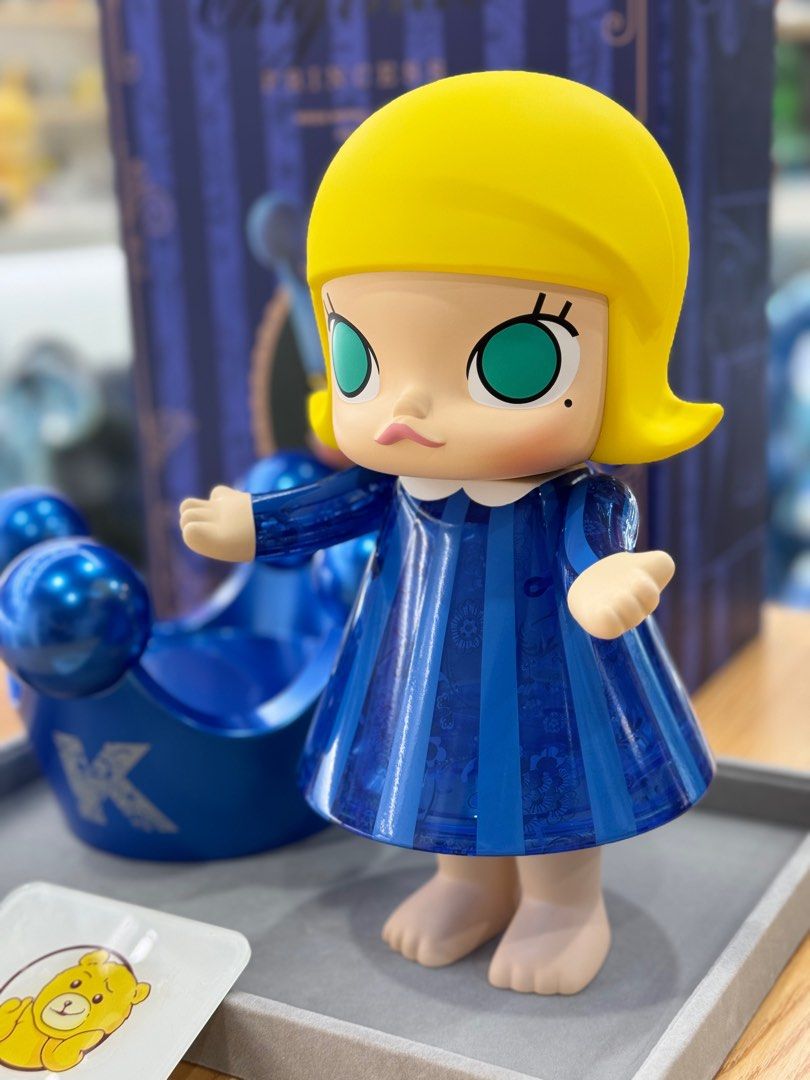 [Pre-Order] Pop Mart Mega Royal Molly 400%/1000% (China Exclusive