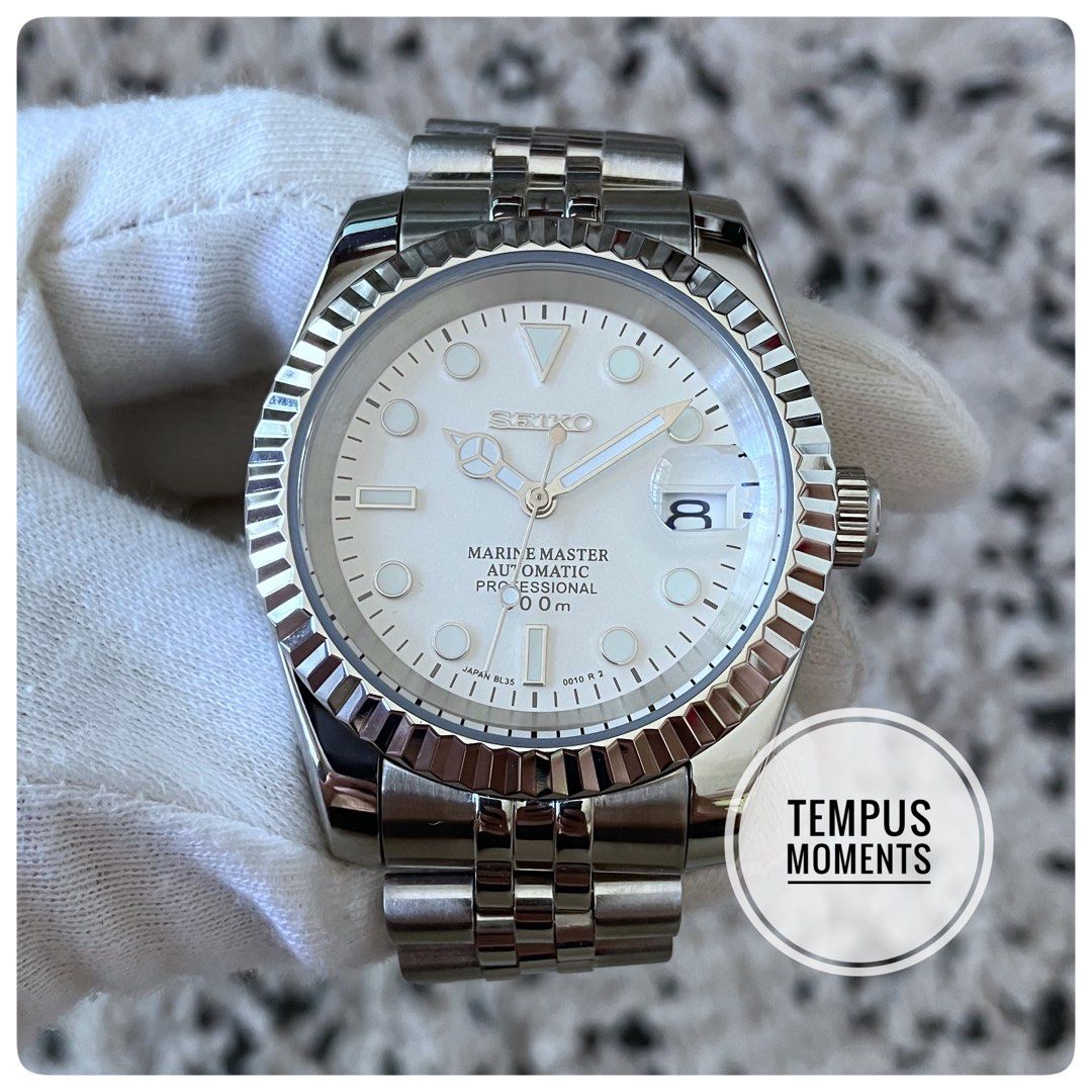 White automatic outlet watch