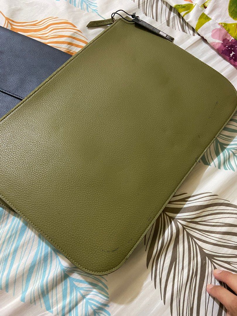 Laptop bag from AU (Category: Laptop Bags & Sleeves) located in Cauayan City . Submitted by imeemangabat (Listing ID 1267086241, Image 2). Description: Brandnew pero dahil nastock na may konting dents.minimal lang naman All details nasa pic. Bought in Australia. Magandang quality.