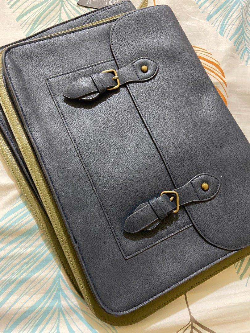 Laptop bag from AU (Category: Laptop Bags & Sleeves) located in Cauayan City . Submitted by imeemangabat (Listing ID 1267086241, Image 1). Description: Brandnew pero dahil nastock na may konting dents.minimal lang naman All details nasa pic. Bought in Australia. Magandang quality.