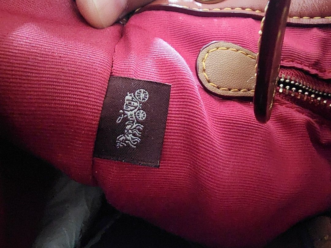 LEATHER BAG COACH (Category: Luxury Bags & Wallets) located in Manila. Submitted by chrinathalie (Listing ID 1266433500, Image 2). Description: good used condition no flaws aside from signs of usage.