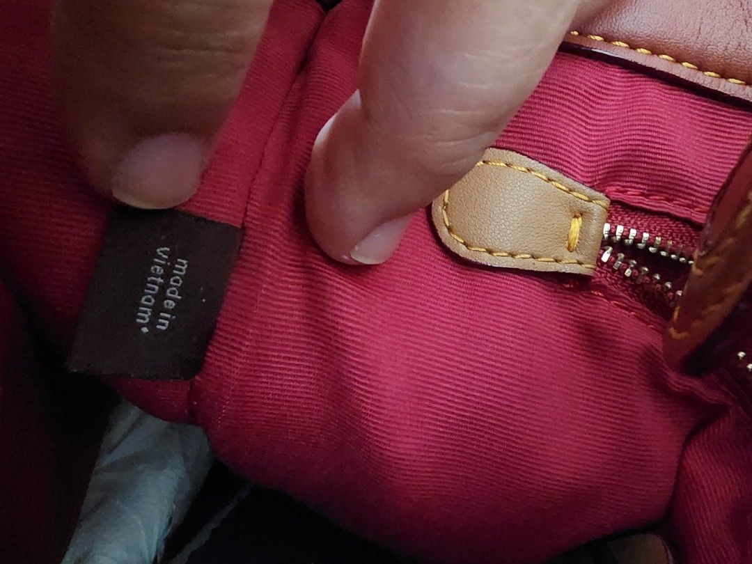 LEATHER BAG COACH (Category: Luxury Bags & Wallets) located in Manila. Submitted by chrinathalie (Listing ID 1266433500, Image 3). Description: good used condition no flaws aside from signs of usage.