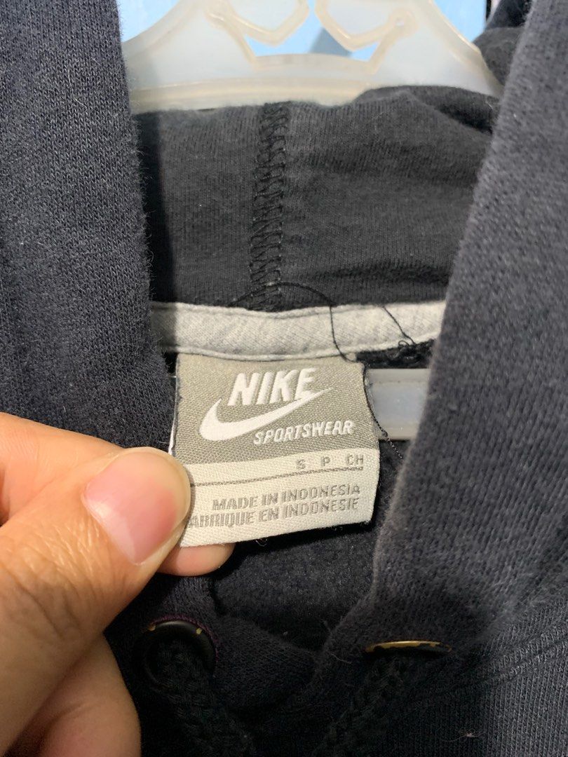 Nike (Category: Coats, Jackets and Outerwear) located in Baguio. Submitted by 25thlu (Listing ID 1267116566, Image 3). Description: Nike Vintage Embroided Patch Logo Excellent Condition:9.5/10 23x27 Fits M-L Solid Black no Fading Lighting may affect color can provide additional pics.