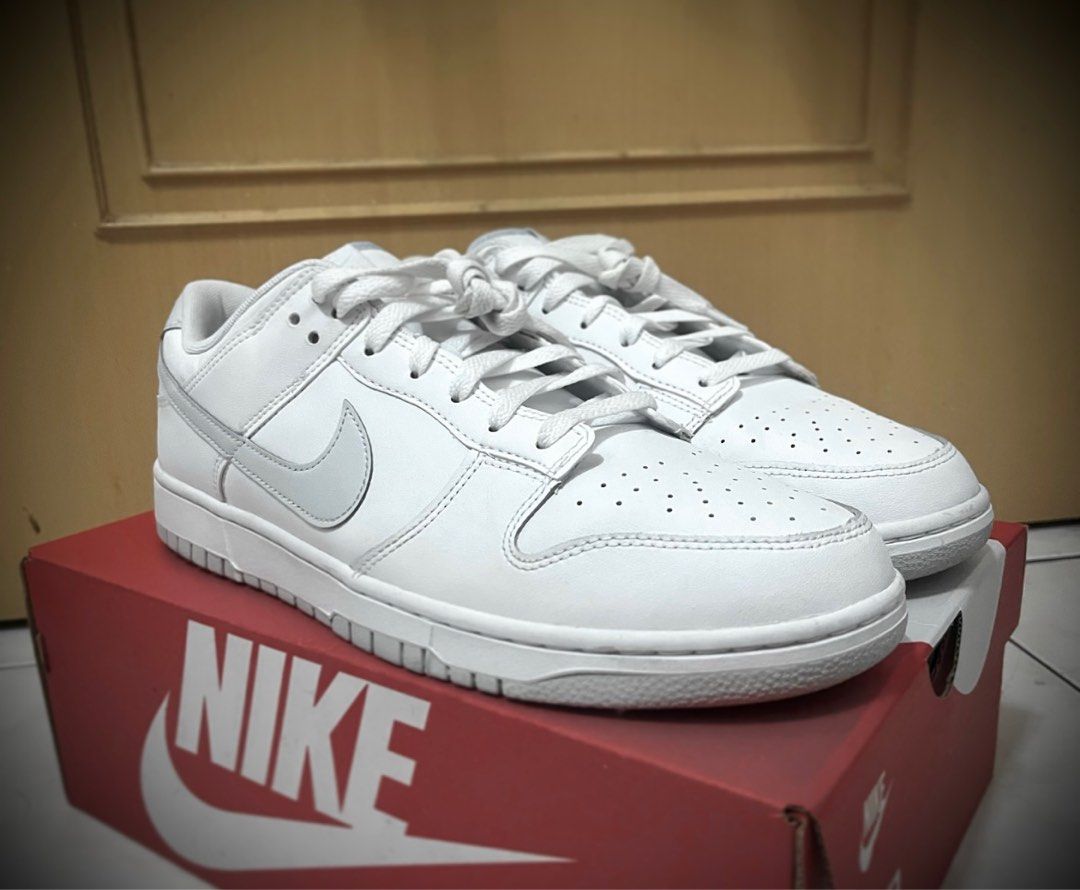 Nike dunk low 海鹽白灰, 他的時尚, 鞋, 休閒鞋在旋轉拍賣