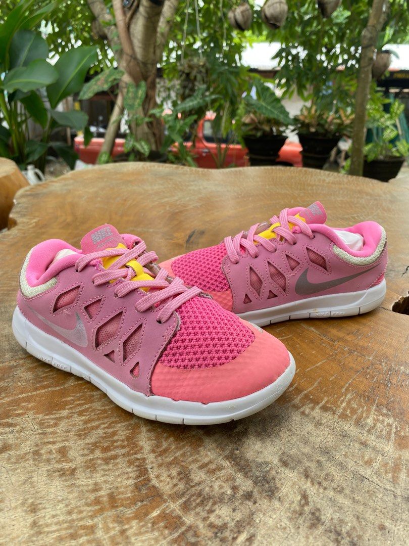 childrens pink nike trainers