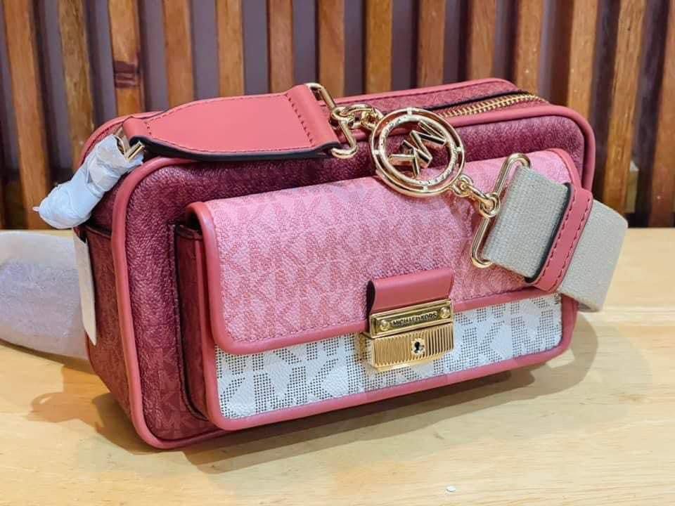 💯ORIGINAL MICHAEL KORS BRADSHAW MEDIUM CAMERA COLORBLOCKED (Category: Luxury Bags & Wallets) located in Quezon City. Submitted by ashongsstore (Listing ID 1252986727, Image 2). Description: 🇵🇭ONHAND🇵🇭 ‼️Please look at our pictures as that is exactly what you are purchasing‼️ 💯GUARANTEED ORIGINAL AND AUTHENTIC or TRIPLE YOUR MONEY BACK! Not REPLICA, OEM, TOP GRADE QUALITY, AUTHENTIC QUALITY or Any other Terms to DENOTE FAKE! 😎 . . . Disclai