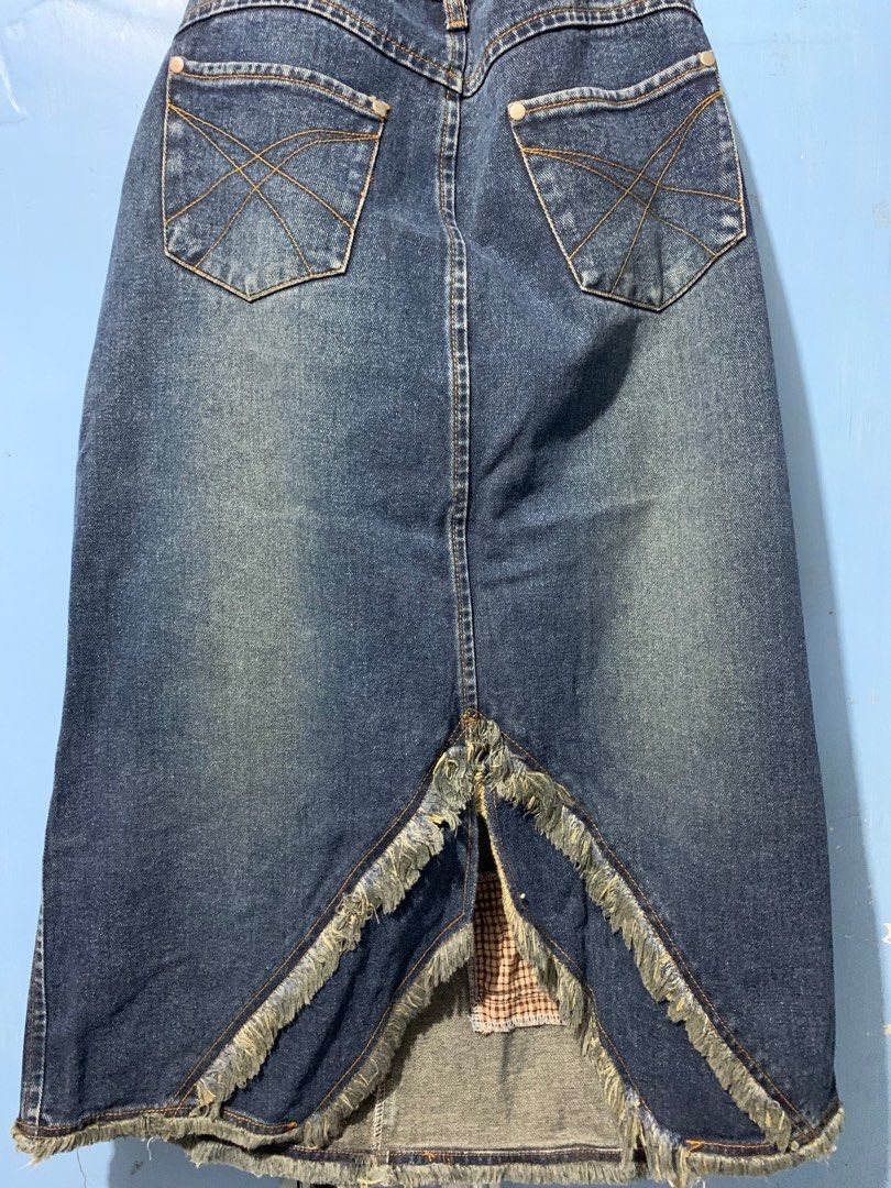 Park Road (Category: Skirts) located in Baguio. Submitted by 25thlu (Listing ID 1267109711, Image 3). Description: Park Road Tattered Skirt Waist: 16 Length:30-31 .