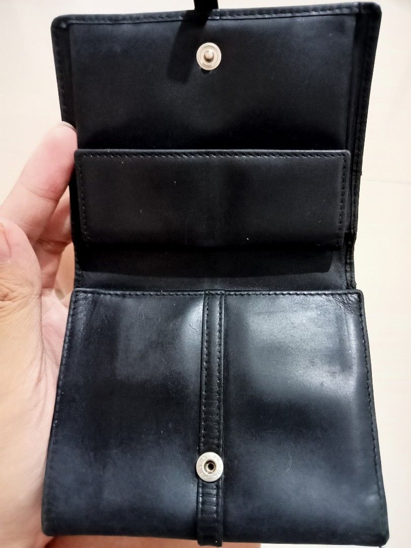 Preloved Prada Wallet Authentic from Japan (Category: Luxury Bags & Wallets) located in San Fernando. Submitted by prettydestinyelle (Listing ID 1267052728, Image 3). Description: 💯 original from Japan loose lock.