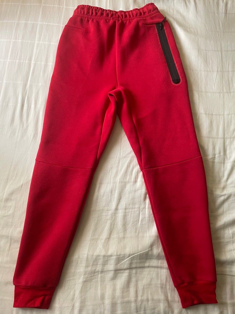 Red discount nike tech