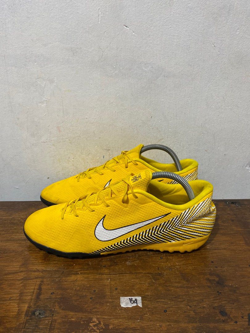 Sepatu futsal nike mercurial vavor 12 academy Olah Raga