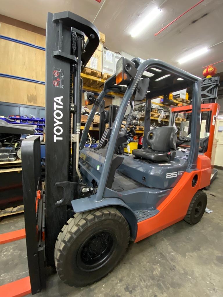Toyota Diesel Forklift (2 stages mast), Cars, Other Vehicles on Carousell