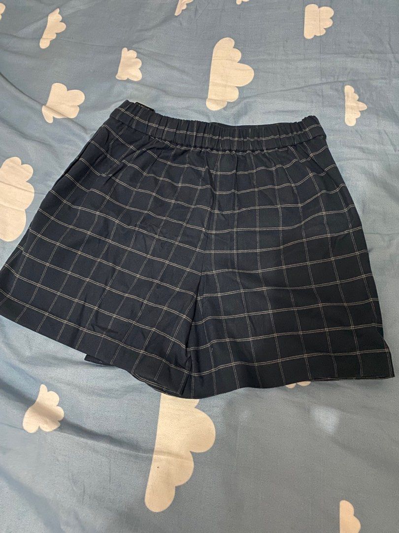 Uniqlo skorts (Category: Skirts) located in Quezon City. Submitted by daneeeh (Listing ID 1267161933, Image 2). Description: Good quality, fashionable skorts (skirt + shorts) from Uniqlo!.