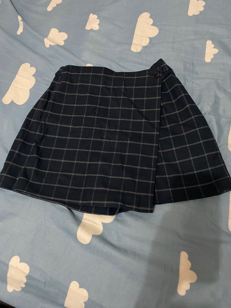 Uniqlo skorts (Category: Skirts) located in Quezon City. Submitted by daneeeh (Listing ID 1267161933, Image 1). Description: Good quality, fashionable skorts (skirt + shorts) from Uniqlo!.
