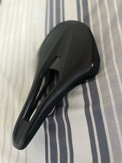 Fizik saddle deals light