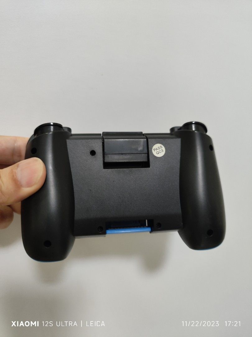 Wireless controller (Category: Controllers) located in Singapore. Submitted by silencekillers (Listing ID 1267096659, Image 3). Description: Personal item Bought $29.90 Seldom use Just the controller for mobile phone use play game Interested buyer text me Thx.