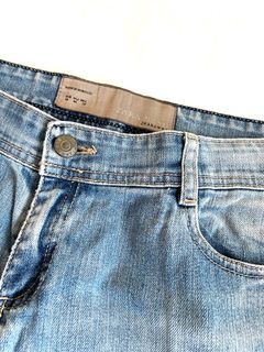 Fast deal $8. Zara women's basic jeanswear.
