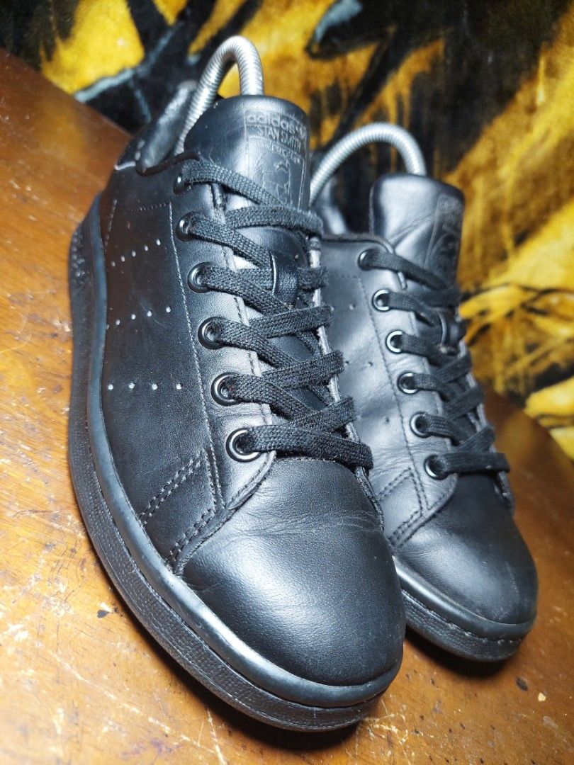 ADIDAS STAN SMITH TRIPLE BLACK SIZE 5 men. Women 6. Women s