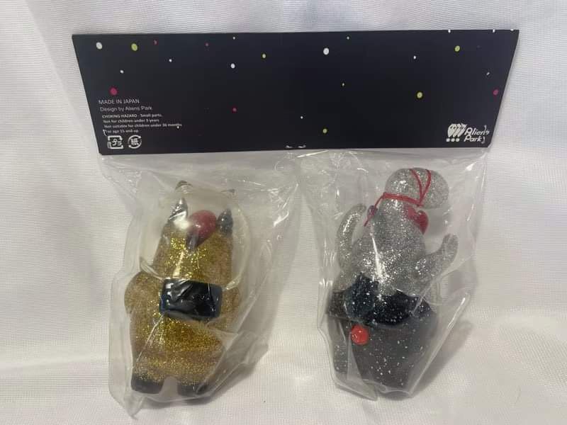 Aliens Park Luxury Set Gold & Silver Glitter Sofubi (Category: Designer & Blind Box Toys) located in Quezon City. Submitted by jmp923 (Listing ID 1267289013, Image 3). Description: Aliens Park Luxury Set Gold and Silver Glitter Molding 10cm Sofubi Taipe Toy Festival 2017 Exclusive Brand New.