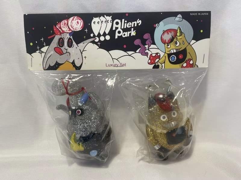 Aliens Park Luxury Set Gold & Silver Glitter Sofubi (Category: Designer & Blind Box Toys) located in Quezon City. Submitted by jmp923 (Listing ID 1267289013, Image 2). Description: Aliens Park Luxury Set Gold and Silver Glitter Molding 10cm Sofubi Taipe Toy Festival 2017 Exclusive Brand New.