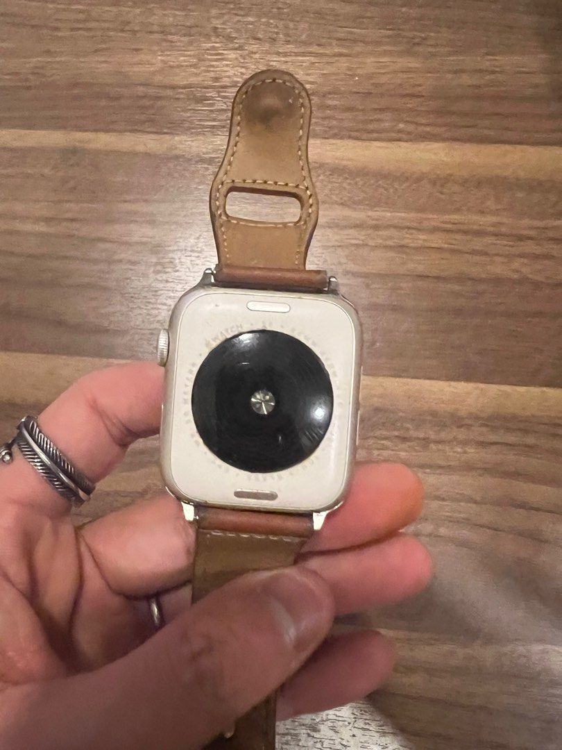 Apple Watch se2 行貨有單有盒不議價, 手提電話, 電話及其他裝置配件