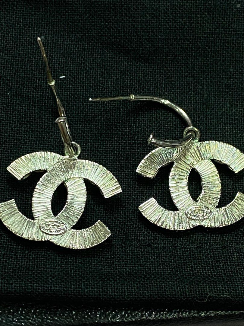 Authentic Chanel small earrings. - Jewelry & Faux-Bijoux - 115632782