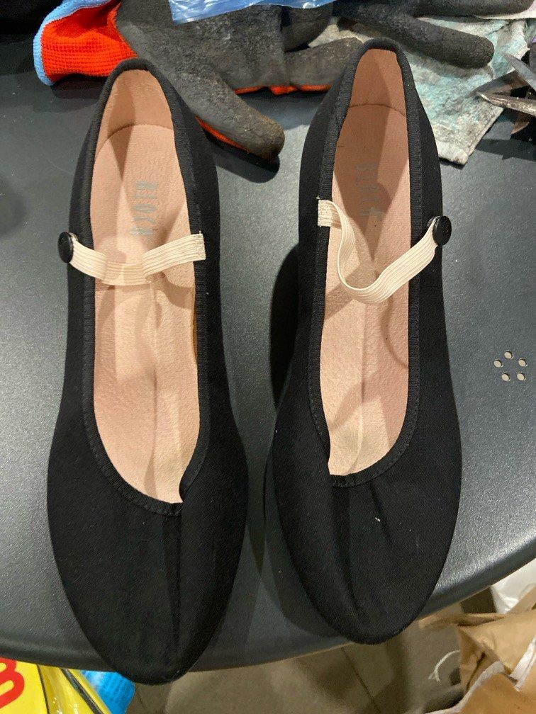 BLOCH Ballet heels (Ladies Tempo Cuban Heel Character Shoes) (Category: Heels) located in Singapore. Submitted by snasellsstuff (Listing ID 1267144037, Image 3). Description: Tempo is a light character shoe with a wide 1.5 inch Cuban heel and feminine vamp line that makes it the ideal choice for character repertoire. This shoe is made with a breathable canvas upper and also features a flexible suede leather outsole, enabling a broad range of move