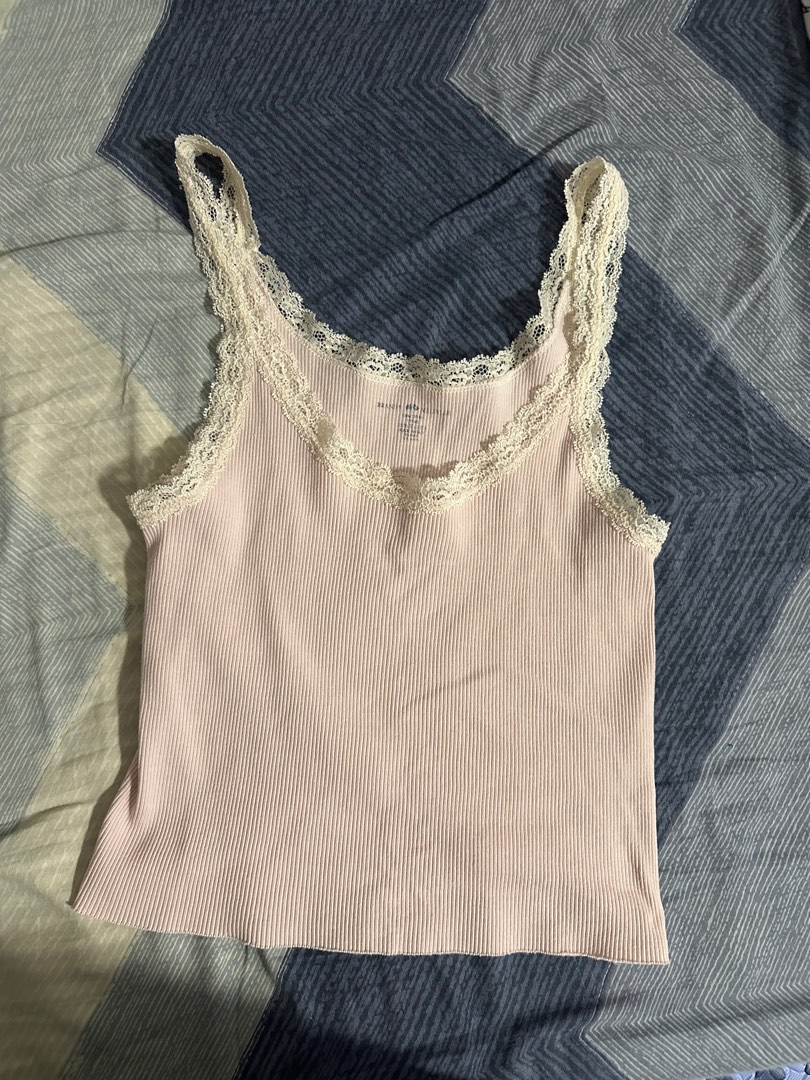 BNWT brandy melville pink white beyonca lace tank top, 女裝, 上衣, 背心- Carousell